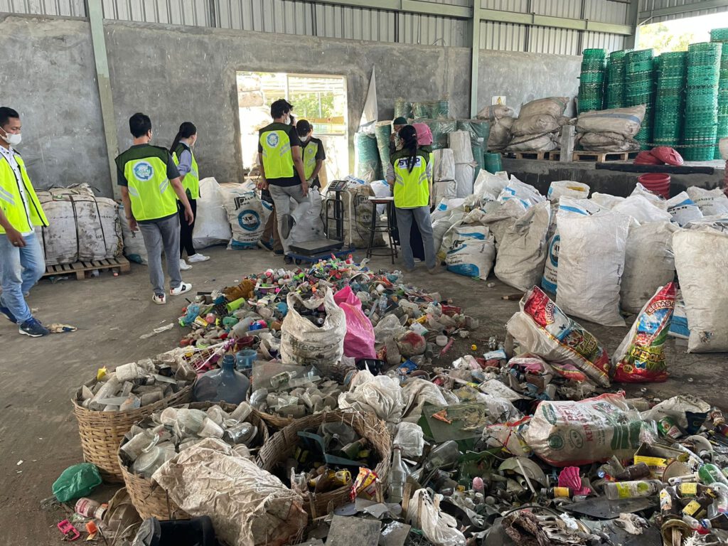 Upp! visits a collection and sorting station for domestic waste managed by Systemiq, near Surabaya.