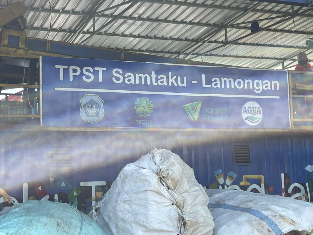 Upp! visits TPST Lamongan, near Surabaya. Set up and managed by Reciki